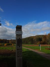 Freudental Holzstele Denkmal Stutenweg (c) pl 2022